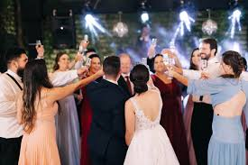 Casamento e eventos — brinde dos noivos e celebração com convidados Chinelos da Bela