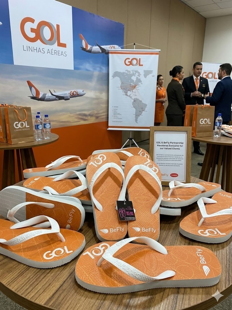Chinelos Havaianas personalizados para a parceria GOL Linhas Aéreas e BeFly, produzidos por Chinelos da Bela, expostos em um evento corporativo — referência para eventos em Ribeirão Preto, Chinelos da Bela
