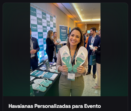 Mulher segurando chinelos Havaianas personalizados com logo LUAU Grupo L&M em evento corporativo — referência para eventos em Porto Alegre, Chinelos da Bela