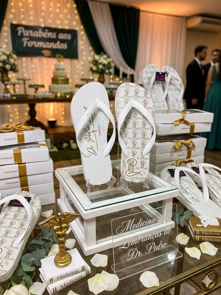 Lembranças de formatura com Havaianas personalizadas brancas e douradas — referência para eventos em Santo André, Chinelos da Bela