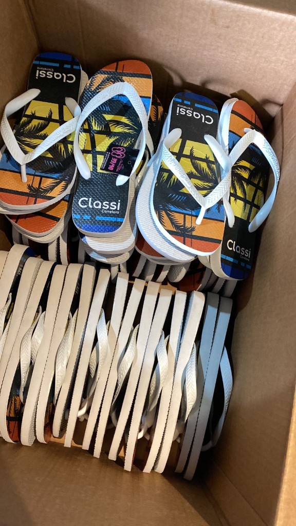 Caixa com chinelos personalizados em lote — brinde corporativo com logo Chinelos da Bela