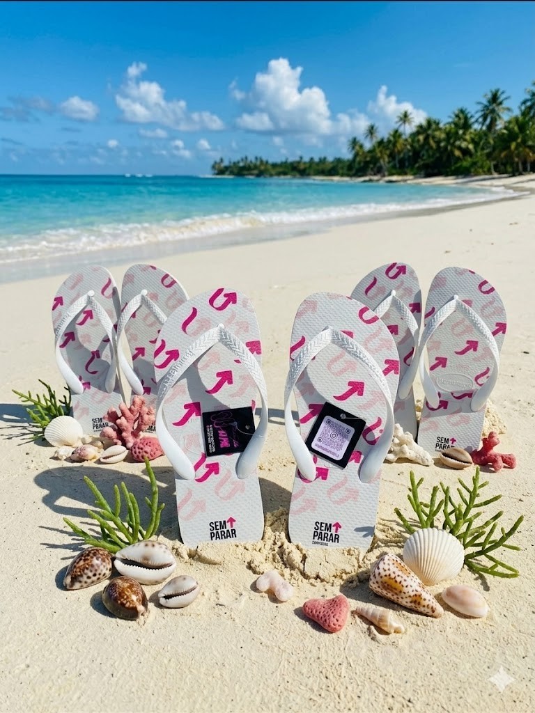 Havaianas personalizadas com marca Sem Parar na praia — exemplo de projeto Chinelos da Bela